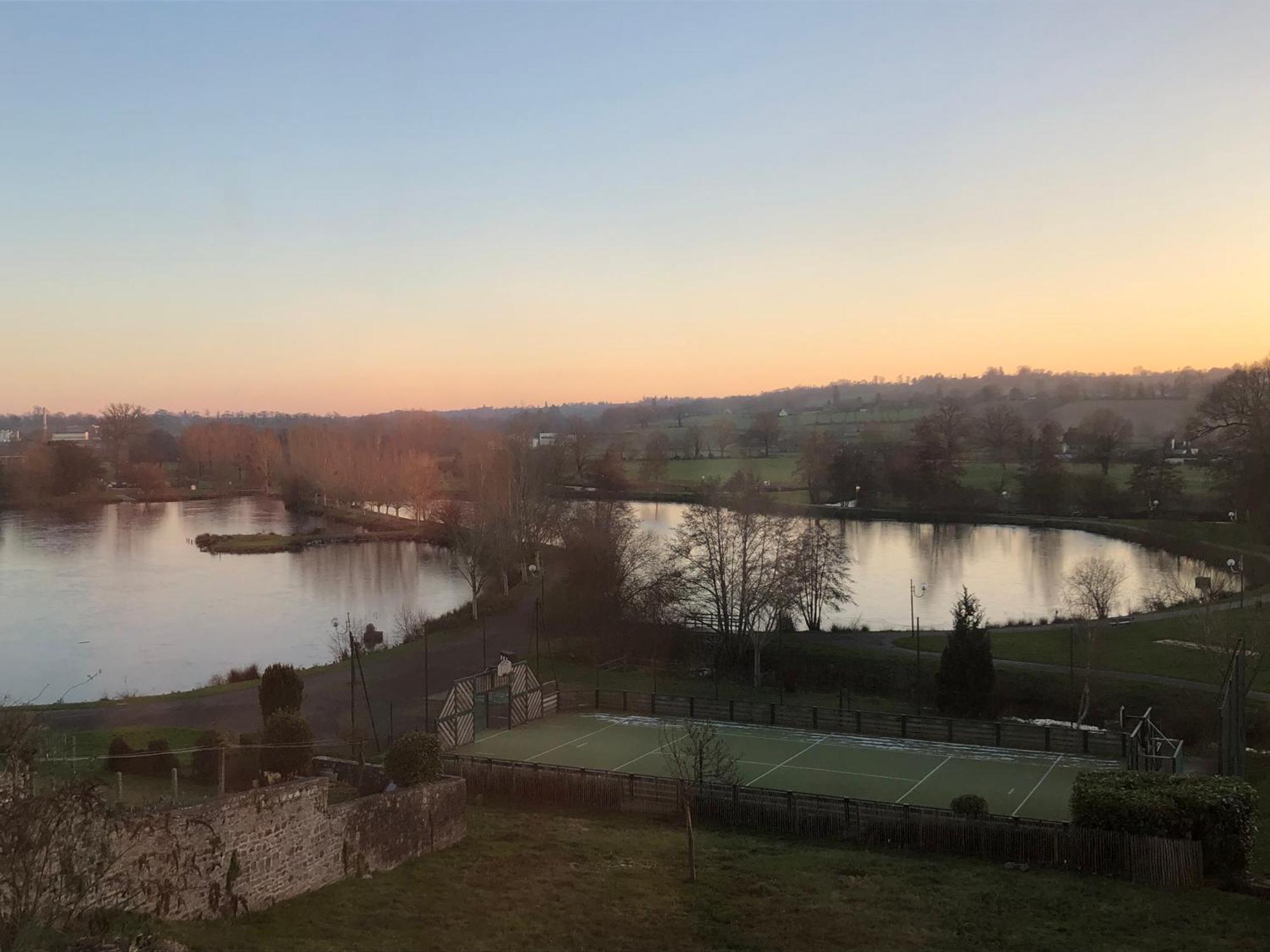 فيلا La Maison Du Lac Saint-Hilaire-du-Harcouët المظهر الخارجي الصورة