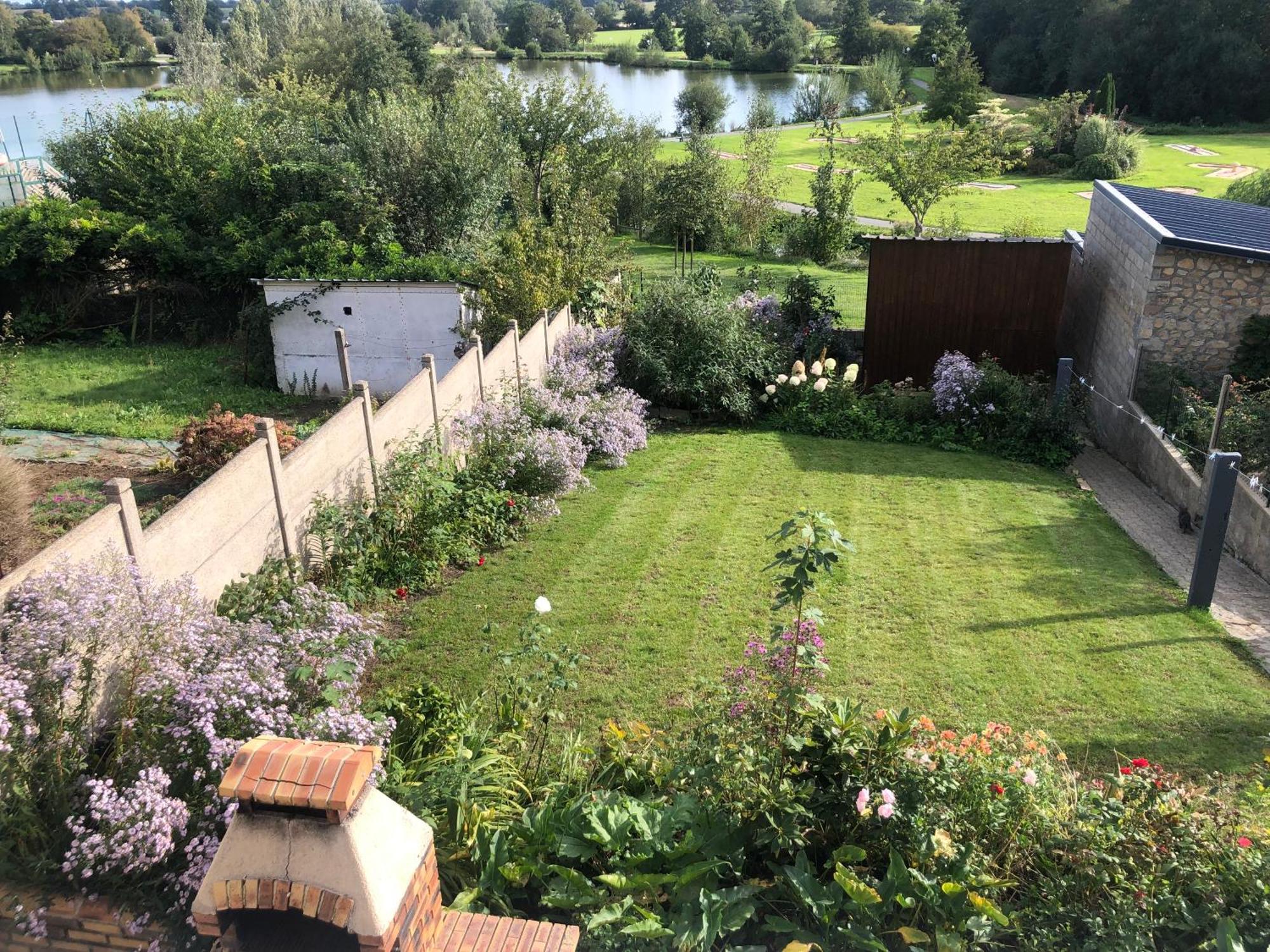 فيلا La Maison Du Lac Saint-Hilaire-du-Harcouët المظهر الخارجي الصورة